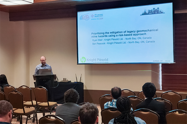 Ryan Weir, de Knight Pi&eacute;sold Canad&aacute;, presenta un enfoque basado en riesgo para la mitigaci&oacute;n de peligros en minas heredadas en el Simposio Santa Fe 2025 de ARMA