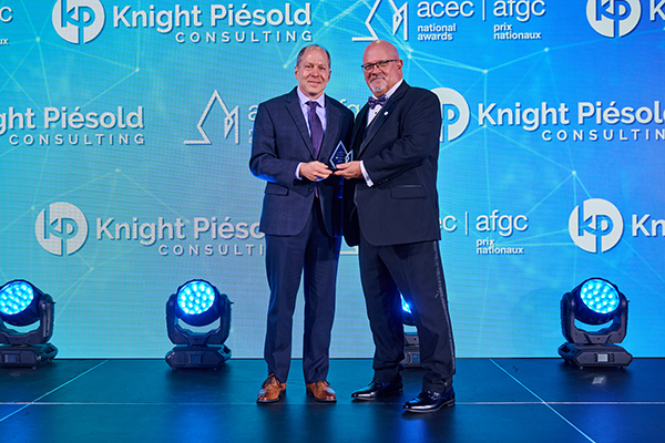 Knight Pi&eacute;sold recibe Premio a la Excelencia por el Proyecto de renovaci&oacute;n del r&iacute;o Klamath en los Premios Nacionales 2025 de la ACEC